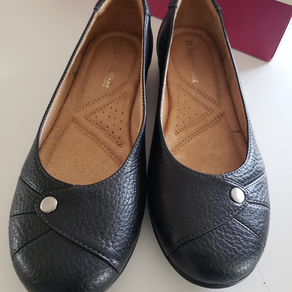 Naturalizer  Women's Garrete black leather flat sz 6 M